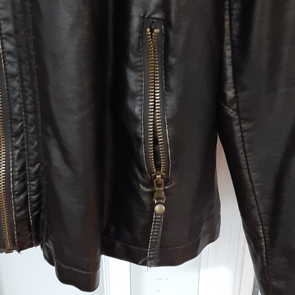 Leather jacket - Picture 3 of 8